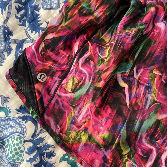 LULULEMON SHORTS SIZE 4 "4 HIGHRISE - Picture 4 of 4